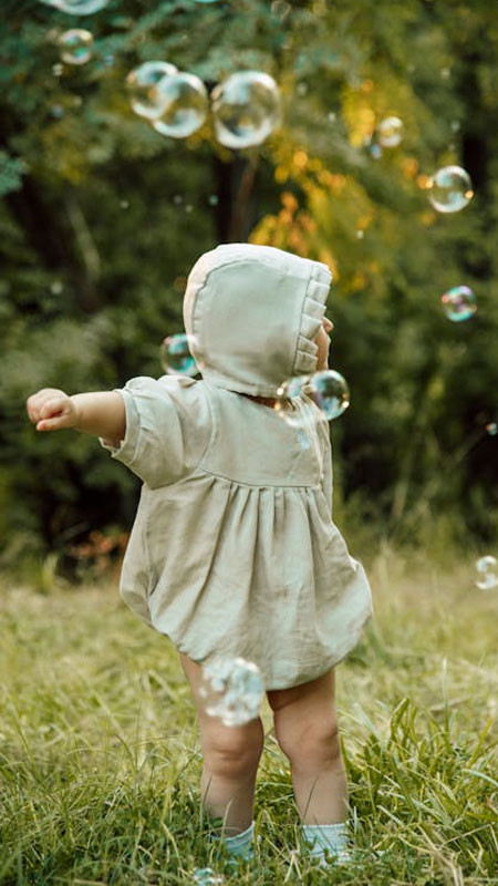 Đôi mắt to tròn hiếu kỳ của bé gái cute