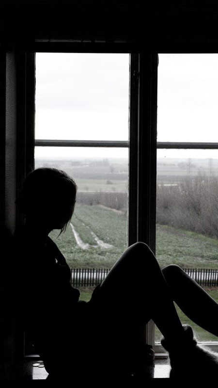 Đôi mắt ướt lệ nhìn xa xăm, phản chiếu hình ảnh buồn khóc đầy ám ảnh