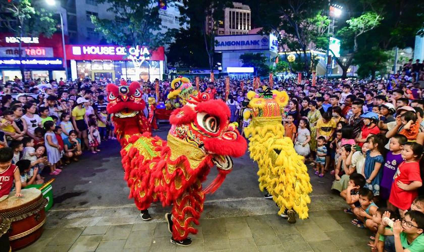 Đội múa lân biểu diễn trên phố trong đêm Trung Thu sôi động