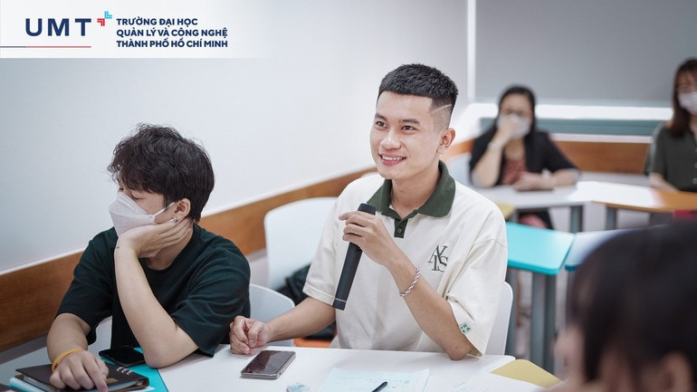 Đội ngũ chuyên gia tiếp thị làm việc cùng nhau, thể hiện sự đa dạng cơ hội việc làm Marketing