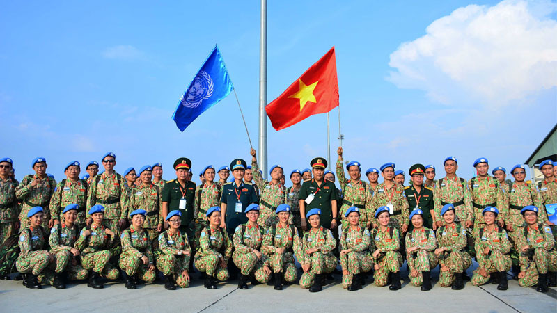 Đội ngũ công an nghiêm trang bên quốc kỳ