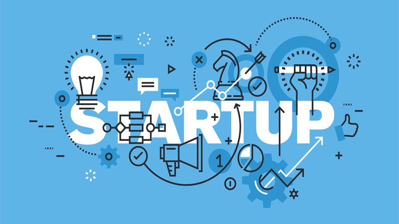 Đội ngũ startup làm việc cùng nhau, thảo luận ý tưởng trên laptop, thể hiện giai đoạn triển khai và phát triển