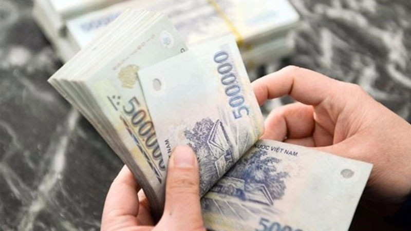 Tuyển Chọn Hình Ảnh Tiền 500k Đẹp Thịnh Vượng Đôi tay đang cẩn thận đếm những tờ hình ảnh tiền 500k mệnh giá lớn