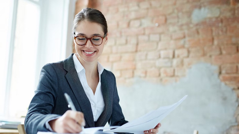 Đối tượng nào nên thi chứng chỉ CPA? Ảnh minh họa người học và làm việc trong lĩnh vực tài chính, kế toán đang tìm hiểu về kỳ thi CPA.