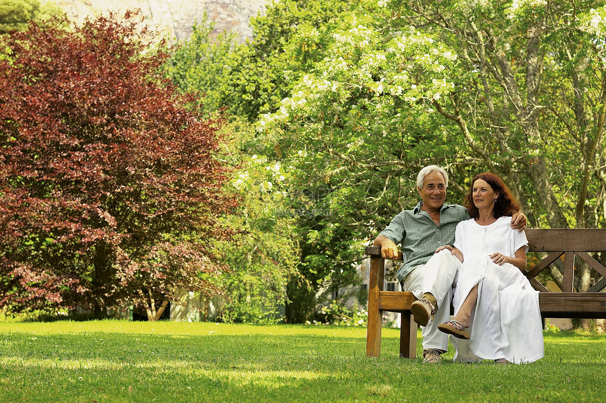 Đôi vợ chồng cao tuổi đang trò chuyện vui vẻ bên nhau