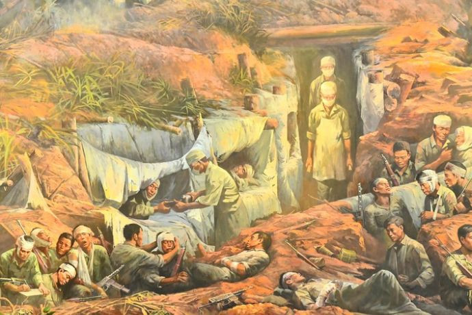 Đơn vị cứu thương bộ đội Việt Nam chăm sóc thương binh giữa bom đạn tại mặt trận Điện Biên Phủ