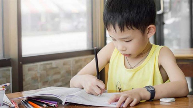 Đồng hồ thông minh hiển thị mặt đồng hồ liên quan đến học tập