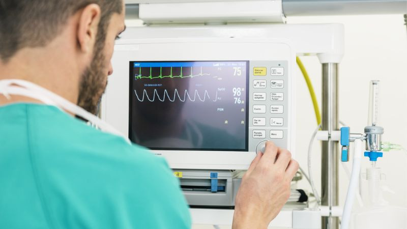 Đồng hồ thông minh trên cổ tay, tích hợp tính năng đo điện tâm đồ ECG