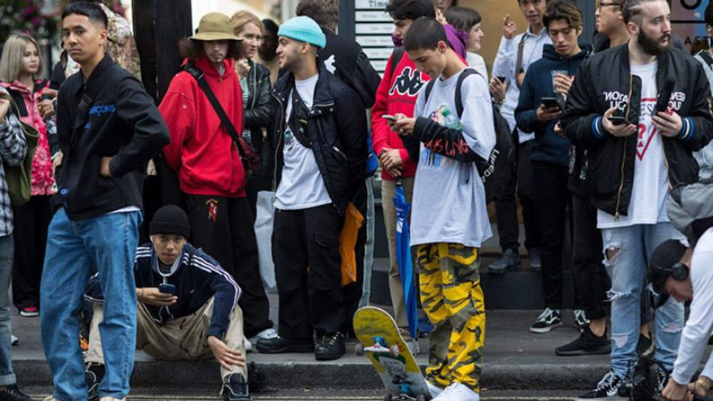 Đống hộp giày sneaker phiên bản giới hạn, tượng trưng cho giá trị resale cao của sản phẩm Hype.