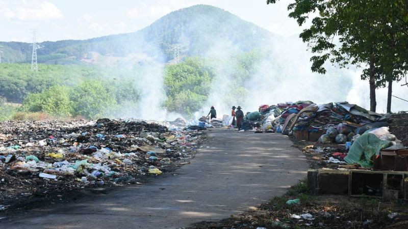 Đống rác thải chất cao gây ô nhiễm môi trường