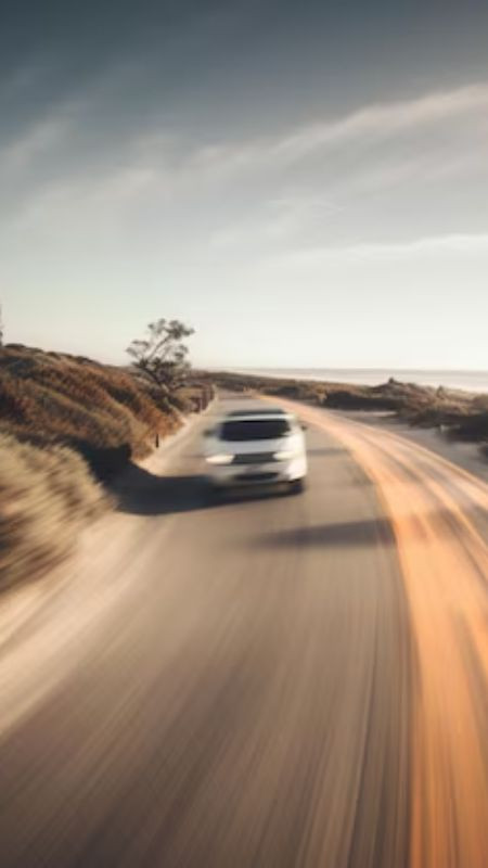 Dòng xe chạy trên đường cao tốc vào buổi chiều