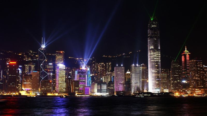 Dòng xe tạo vệt sáng ấn tượng trong bức ảnh thành phố về đêm