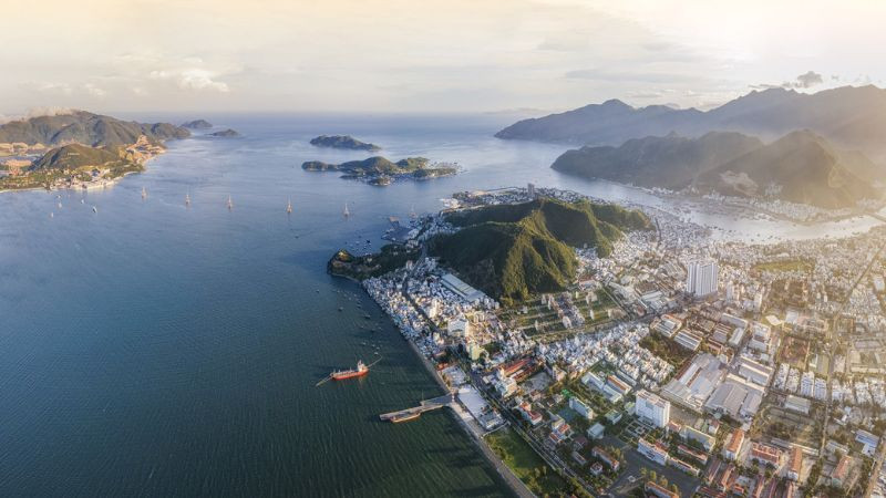 Du thuyền neo đậu tại bến cảng thành phố ven biển, một khía cạnh của ảnh biển đẹp