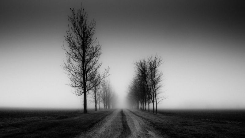 Đường chân trời và đám mây, tông đen trắng, ảnh màu trắng đen độc lạ