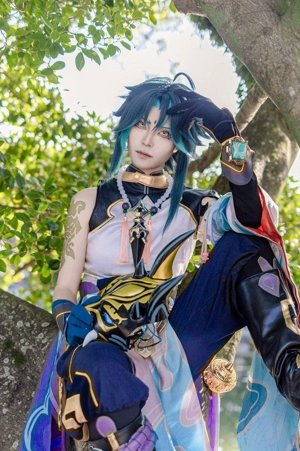 Đường nét khuôn mặt thanh thoát cùng biểu cảm sắc lạnh