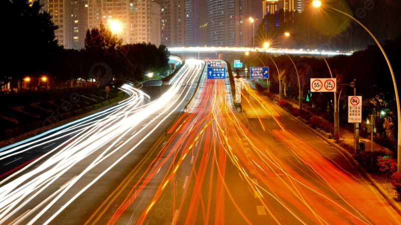 Đường phố đông đúc người và xe cộ trong ánh đèn đêm