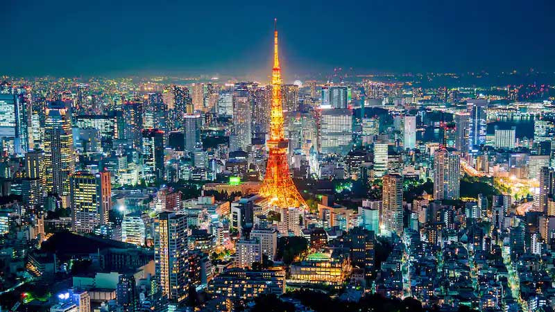 Đường phố Tokyo ban đêm nhìn từ trên cao, thể hiện sự nhộn nhịp của giao thông và ánh đèn