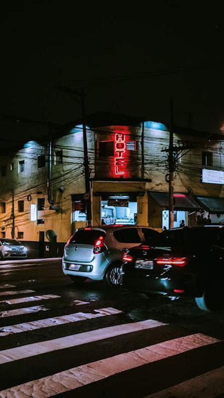 Đường phố về đêm nhìn từ trên cao, ánh đèn tạo thành mạng lưới lung linh trong ảnh đường phố.