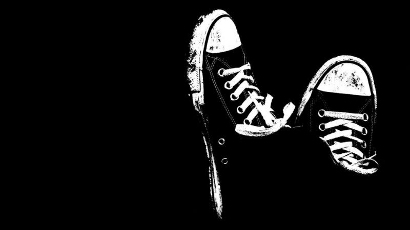 Đường ray xe lửa kéo dài, tông đen trắng, ảnh màu trắng đen độc lạ