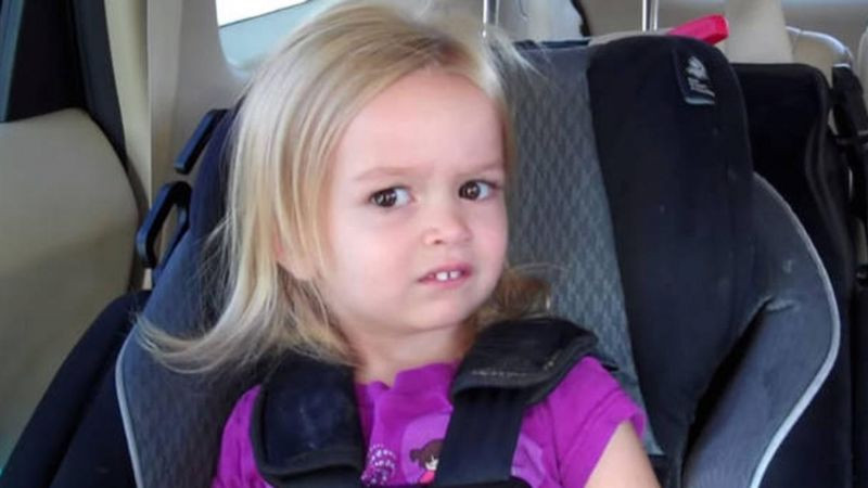 Em bé cười miễn cưỡng hài hước