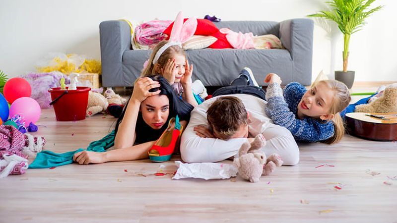 Em bé cười tươi với hành động nghịch ngợm