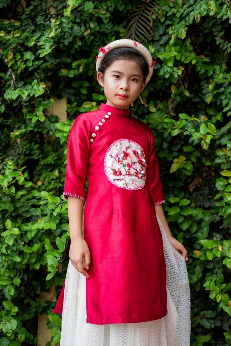 Em bé gái đáng yêu trong tà áo dài