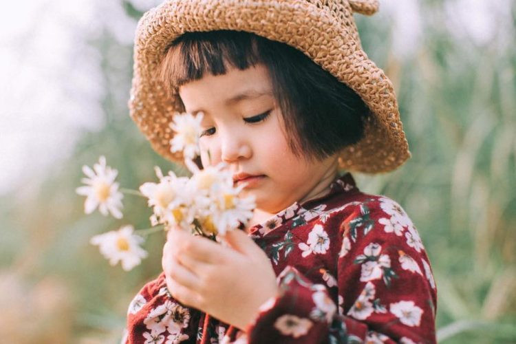 Em bé gái với đôi mắt to tròn và nụ cười như thiên thần