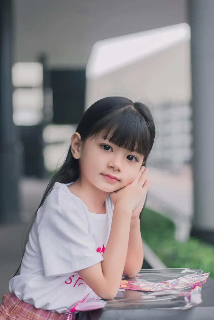 Em bé gái xinh xắn làm hình nền