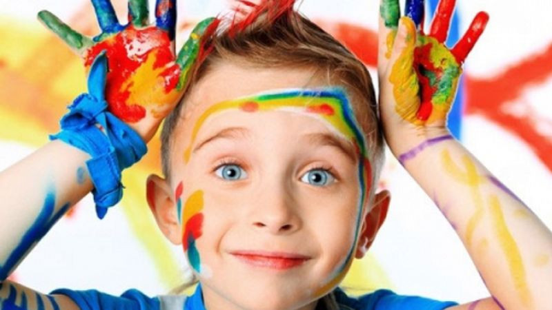 Em bé với biểu cảm tò mò, đáng yêu