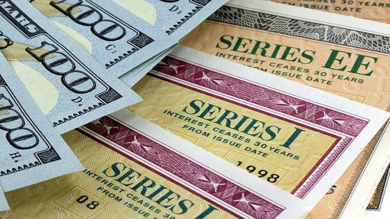 FED Là Gì? Vai Trò, Công Cụ Và Tác Động Đến Nền Kinh Tế FED thực hiện hoạt động thị trường mở bằng cách mua bán trái phiếu chính phủ