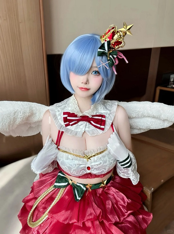 Gái xinh cosplay phong cách gothic với phụ kiện độc đáo