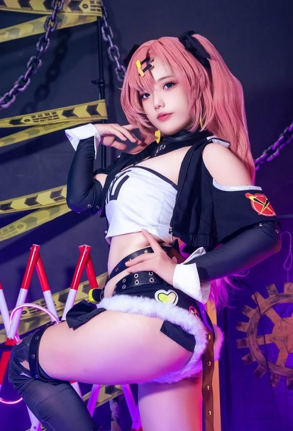 Gái xinh cosplay với đôi mắt to tròn và váy ngắn gợi cảm