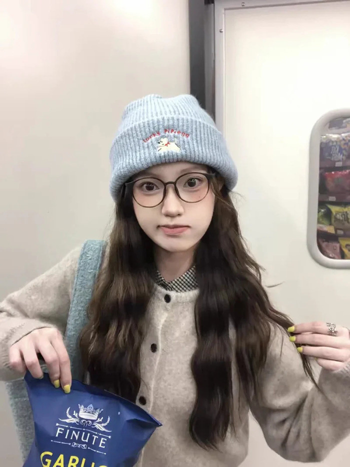 Gái xinh đeo kính và đội mũ len màu ghi thời trang