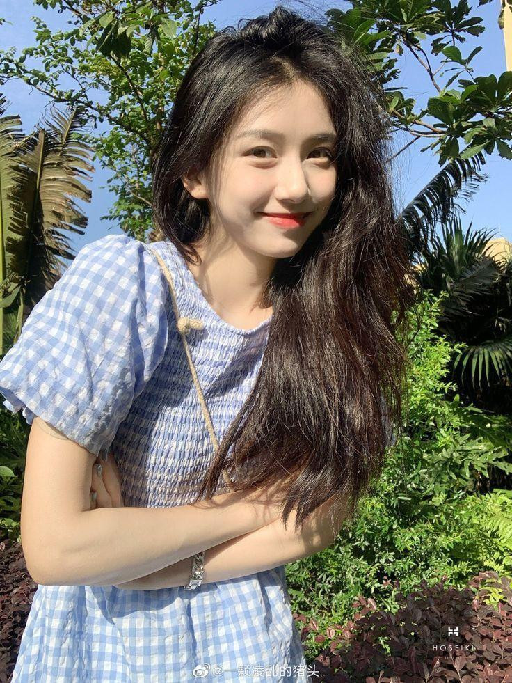 Gái xinh Trung Quốc tạo dáng tự nhiên, khoe vẻ đẹp trong trẻo và dịu dàng.