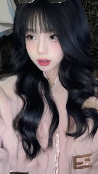 Gái xinh Trung Quốc với phong cách thời trang thanh lịch, toát lên vẻ quý phái trong bức ảnh.