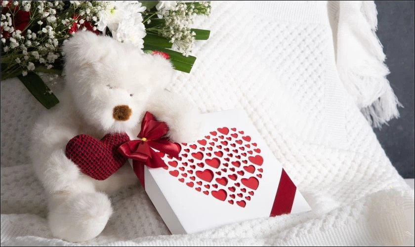 Gấu bông nhỏ xinh ôm trái tim - món quà thích hợp cho lễ Tình Nhân
