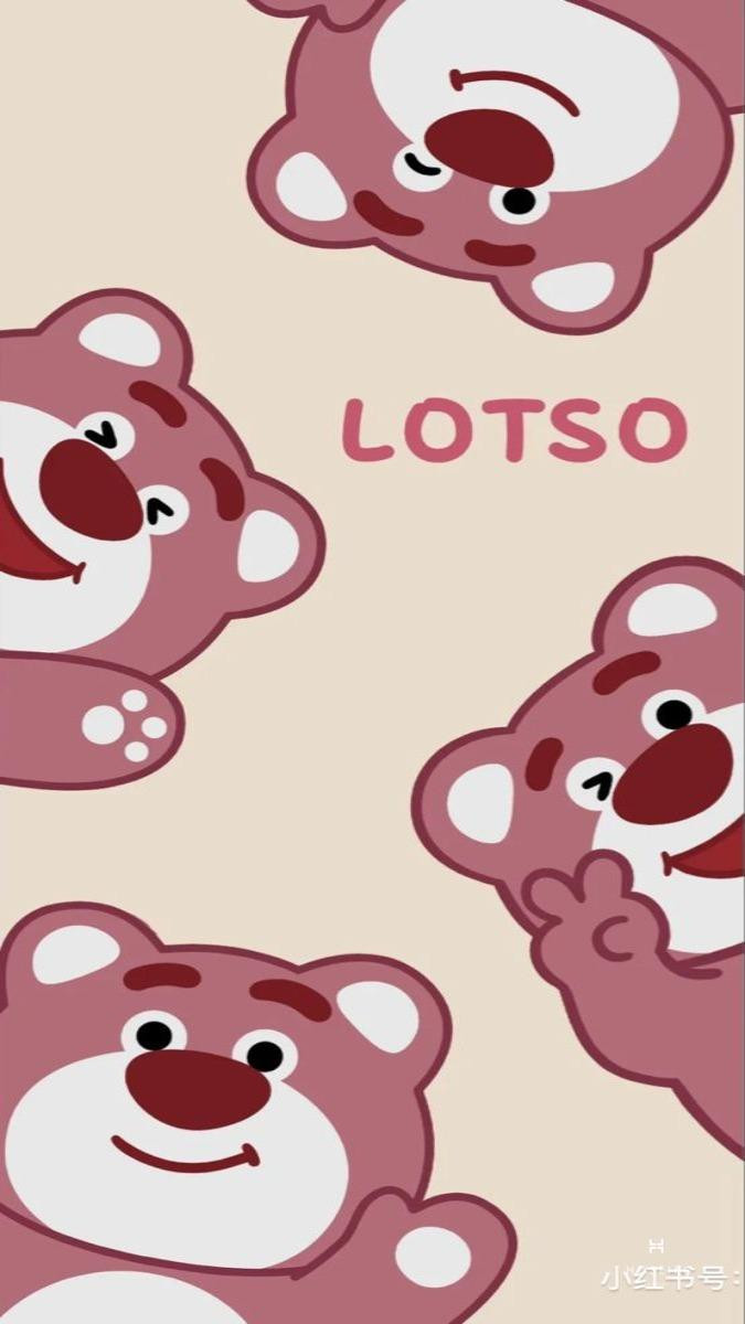 Gấu dâu ngồi giữa cánh đồng hoa đáng yêu