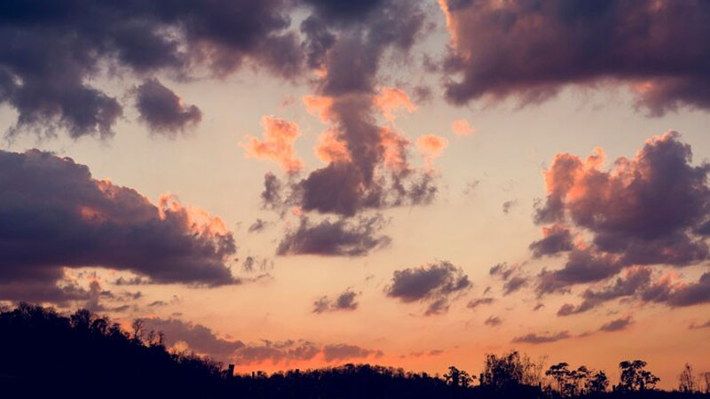 Ghế ngồi trên đỉnh đồi nhìn ra khung cảnh mờ sương dưới bầu trời buồn