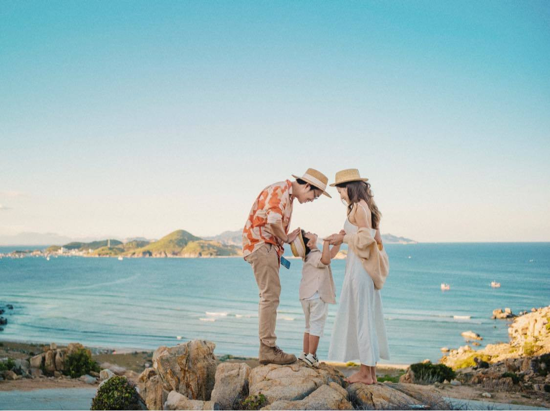 Gia đình 3 người cùng nhau ngắm biển trong chuyến du lịch đầy kỷ niệm