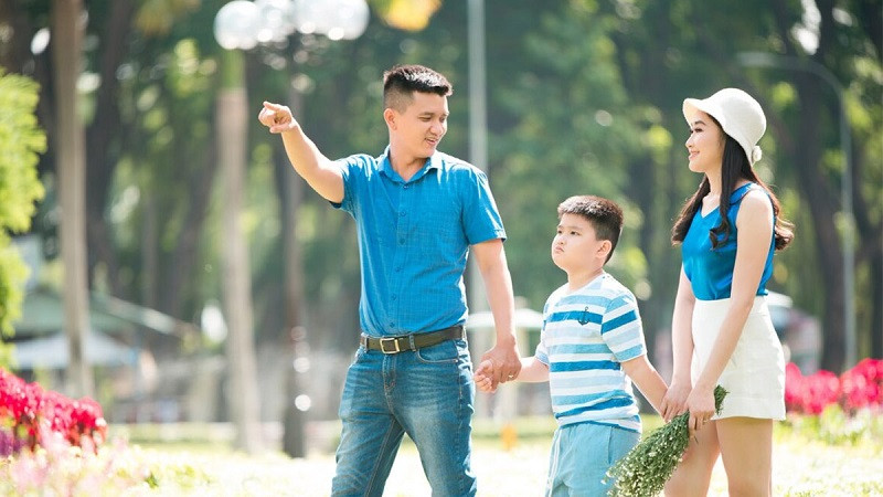 Gia đình 3 người mặc áo trắng đơn giản, chụp ảnh gần gũi