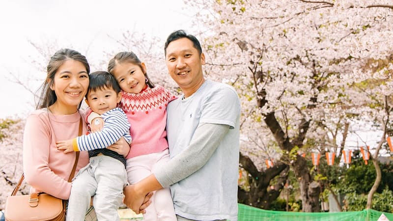 Gia đình 3 người mặc Yukata, chụp ảnh tại một con phố Nhật Bản cổ kính