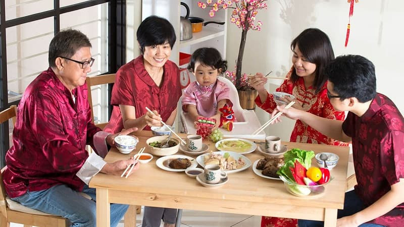 Gia đình 3 thế hệ cùng nhau chụp ảnh, thể hiện sự gắn kết