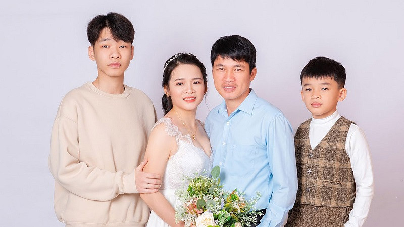 Gia đình 4 người chụp ảnh chân dung thân mật, dựa vào nhau