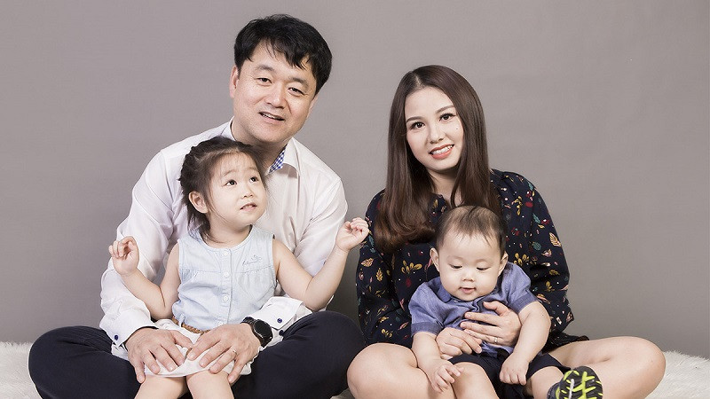 Gia đình 4 người đang chạy nhảy vui vẻ trên bãi biển