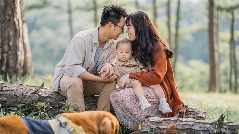 Gia đình 4 người đang chơi đùa trên sàn, không khí vui vẻ