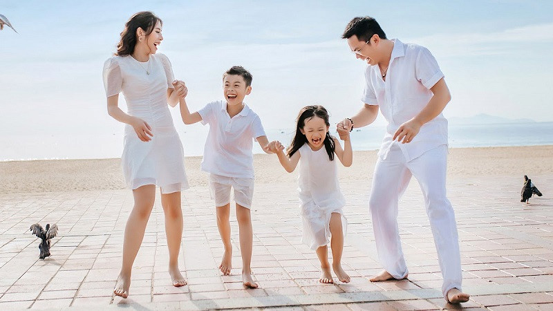 Gia đình 4 người đang nô đùa trên giường, không khí rất tự nhiên