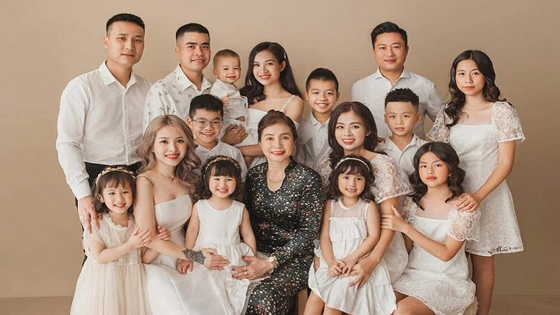 Gia đình 4 người mặc áo dài, chụp ảnh vui vẻ trong ngày Tết