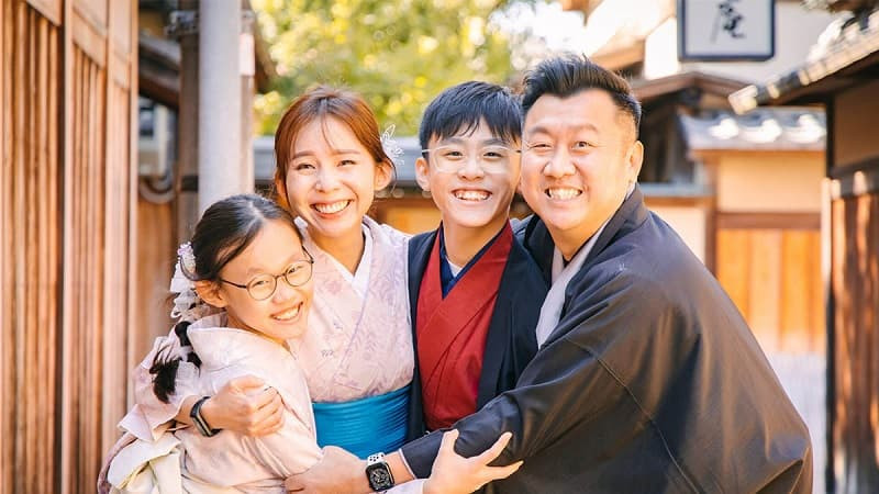 Gia đình 4 người mặc đồ tối giản, chụp ảnh chân dung với bối cảnh đơn giản