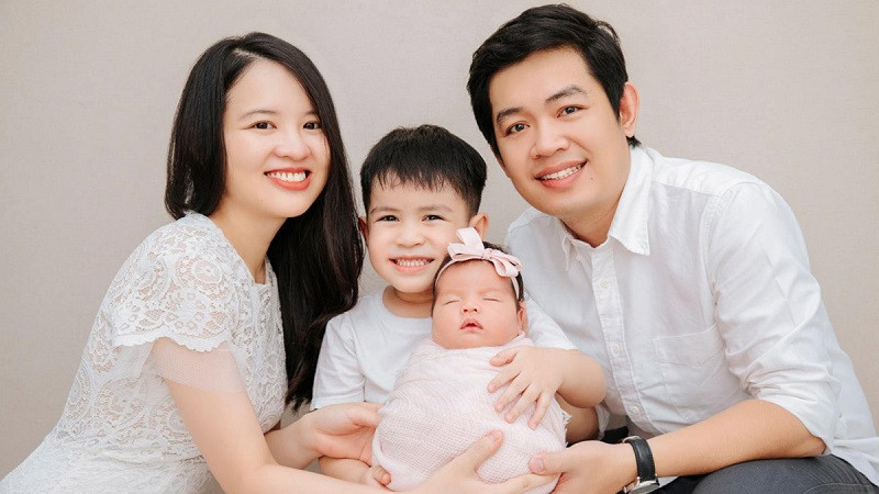 Gia đình 4 người mặc đồ ton-sur-ton màu xanh dương nhạt, chụp ảnh tại studio