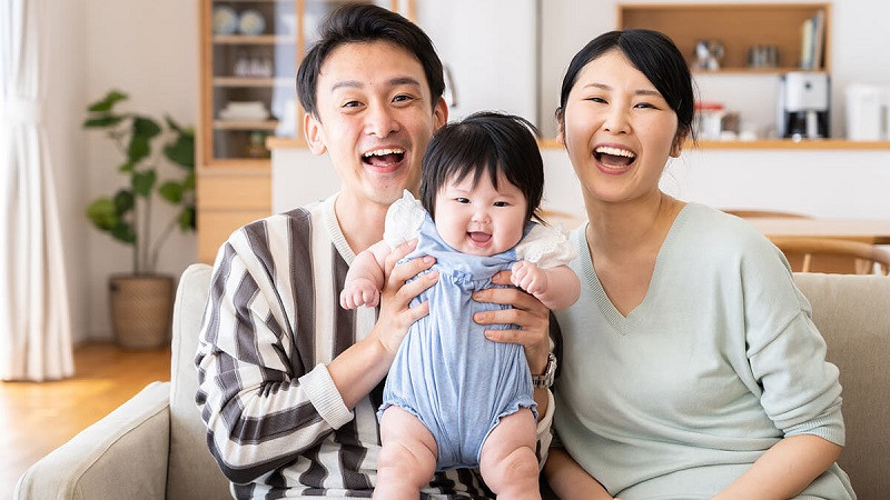 Gia đình 4 người mặc đồ tông đen, tạo dáng đơn giản nhưng ấn tượng